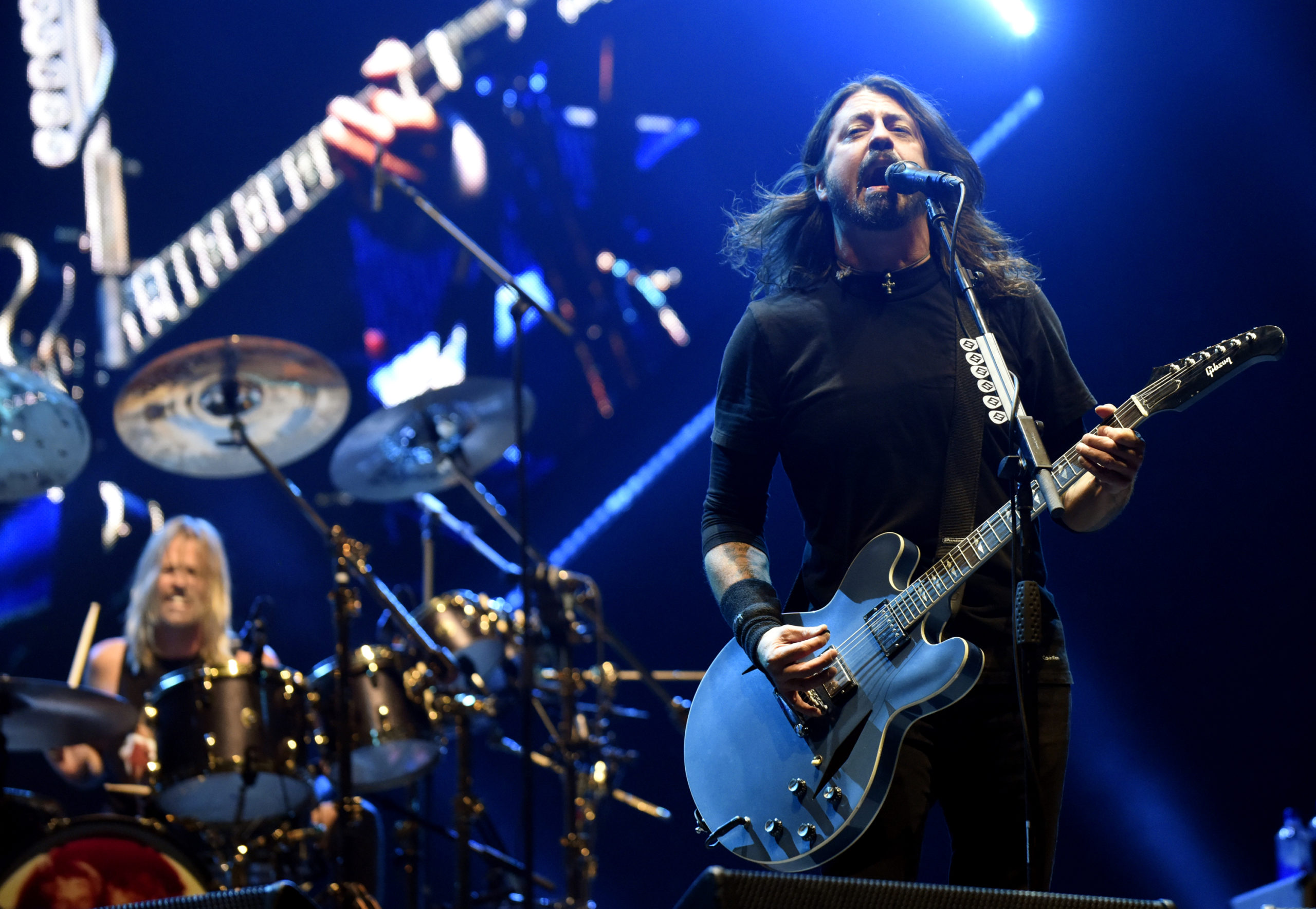 NEW ORLEANS, LA - OCTOBER 28:  Taylor Hawkins (L) and Dave Grohl of Foo Fighters perform during the 2017 Voodoo Music + Arts Experience at City Park on October 28, 2017 in New Orleans, Louisiana.  (Photo by Tim Mosenfelder/Getty Images)