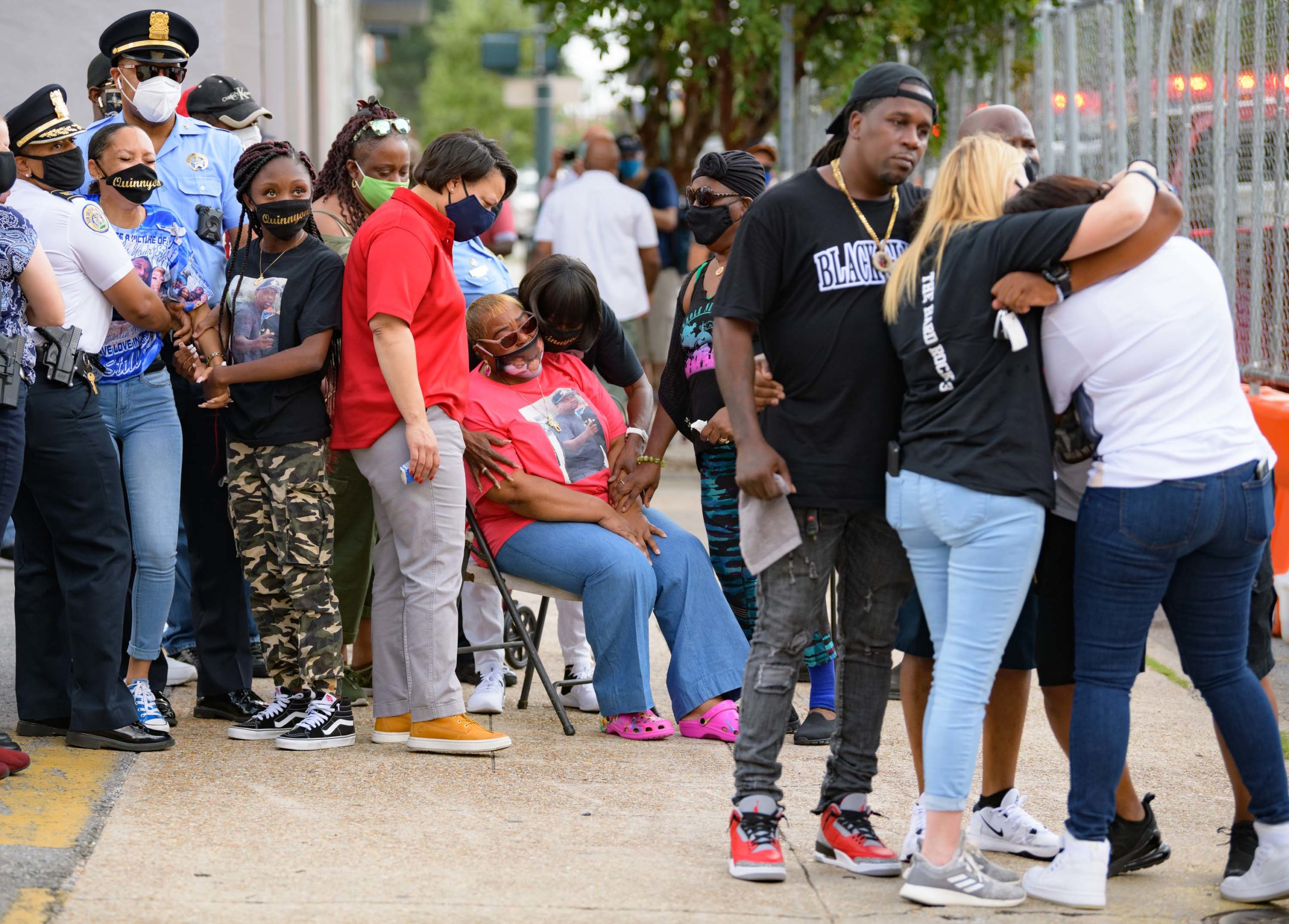 Irene Wimberly is comforted by Mayor Latoya Cantrell as the body of her son, Quinnyon Wimberly, is recovered from the Hard Rock Hotel collapse site on Aug. 8. Photo: Matthew Hinton