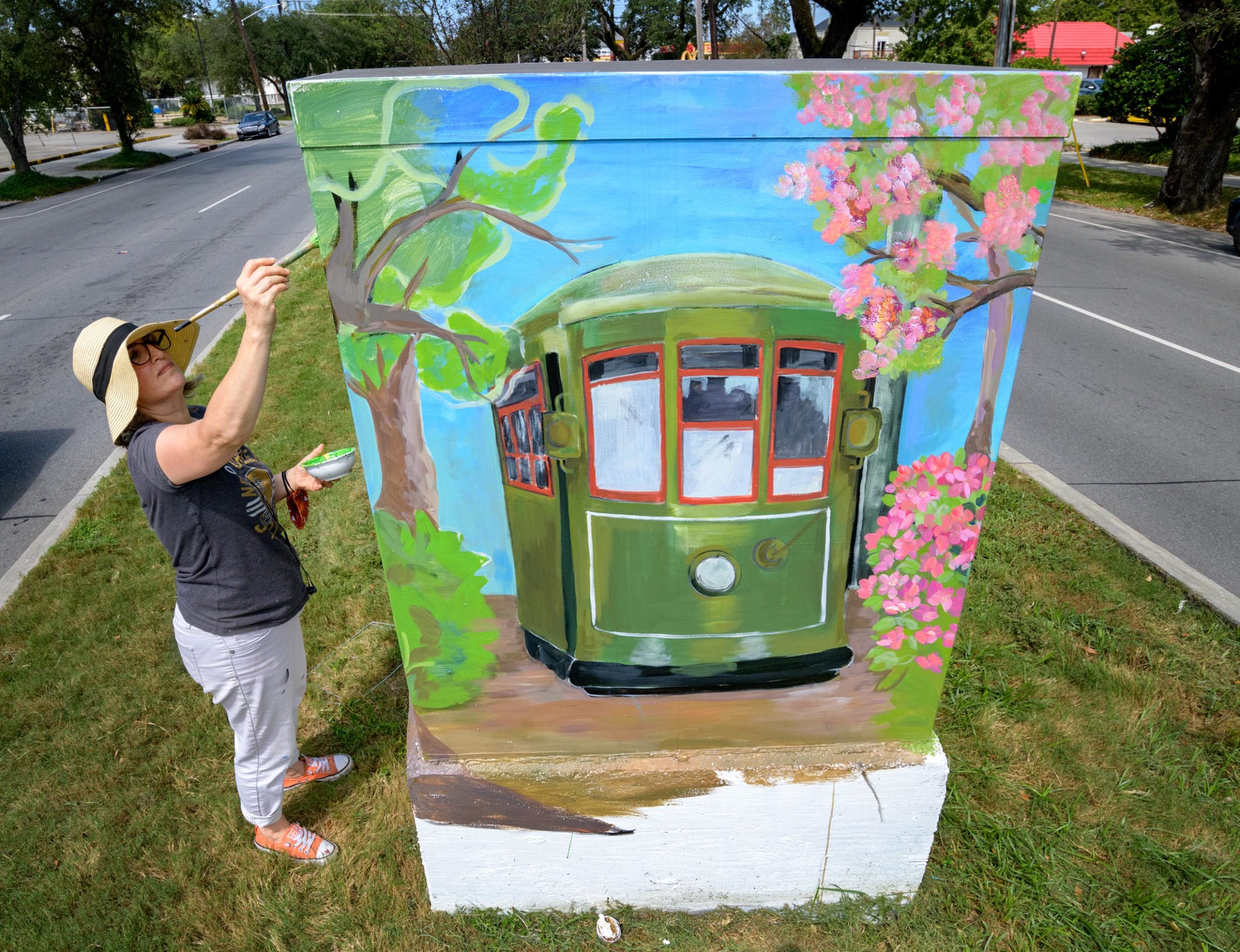 #TheOrnateOutdoors : Rebecca Birtel Madura, a native of New Orleans, paints a signal box at the intersection of Louisiana Ave and St. Charles Ave in Uptown New Orleans for Community Visions Unlimited, @cvunola, Friday, Sept. 25, 2020. Since 1994, the nonprofit CVUNOLA has been dedicated to revitalizing New Orleans neighborhoods through beautification, housing, and empowerment. Birtel Madura, is a retired art teacher at local parochial, private and public schools in New Orleans where she was also involved in art curriculum development. This is the third box she has painted for the CVU project which includes many other artists throughout the city. You can see the finished project @rabmadura. Photo by @MattHintonPhoto for @VeryLocalNOLA

#paintedsignalboxes #uptownNewOrleans #milan #touro #CentralCity #GardenDistrict #vlnola #Louisiana #NewOrleans #ornateorleans #exploreneworleans #ornateoutdoors #eastbank #rabmadura #cvunola